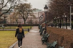 Vrouw wandelt in het park
